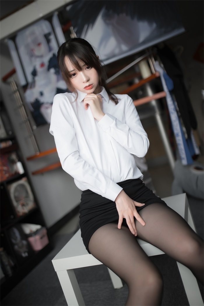 网荭Coser@疯猫ss – 黑丝办公室职业装 [30P/176MB]插图
