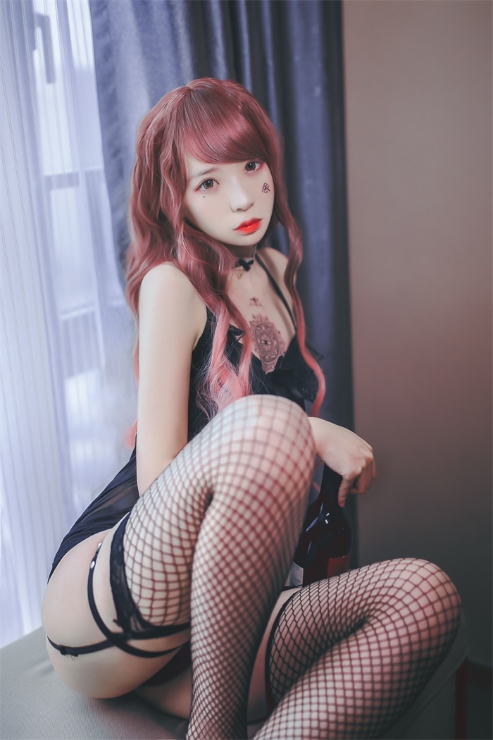 网荭Coser@疯猫ss -红酒 黑色吊带袜 [39P/265MB]插图1